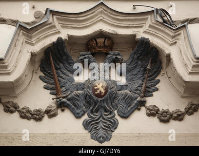 L'aigle des Habsbourg représenté sur la chambre à l'Aigle noir dans la rue Mostecka dans la petite ville de Prague, en République tchèque. Banque D'Images