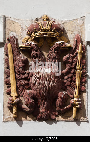 Aigle Habsbourg représenté sur la chambre à l'aigle rouge dans la rue Celetna dans la Vieille Ville à Prague, en République tchèque. Banque D'Images