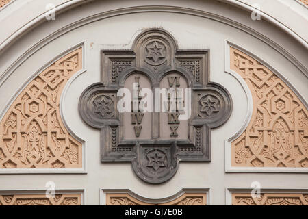 Les Dix Commandements représentés sur la synagogue espagnole dans le quartier juif de Prague, en République tchèque. Banque D'Images