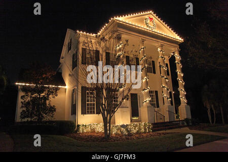 Une maison coloniale avec beaucoup de lumières de Noël Banque D'Images