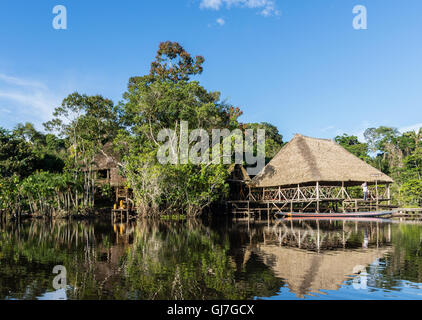 Sani Lodge en Amazonie, le pavillon principal et canoe landing. Le Parc national Yasuni, en Equateur, en Amérique du Sud. Banque D'Images