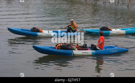 14 avril 2016 à Vang Vieng, Laos kayak sont disponibles au cours de l'été les touristes qui visitent River Song. Banque D'Images