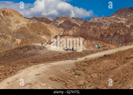 Les touristes en randonnée sur les collines volcaniques et sédimentaires près de la palette de l'artiste dans la Death Valley National Park, California, USA Banque D'Images