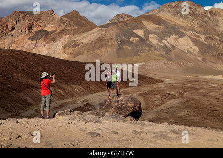 Femme prendre des photos de famille à l'collines volcaniques et sédimentaires de l'artiste près de palette dans Death Valley National Park, Calif. Banque D'Images