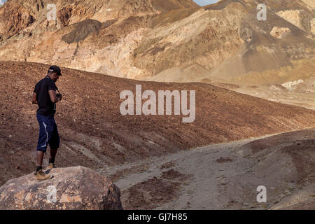 L'homme noir à prendre des photos des collines volcaniques et sédimentaires de l'artiste près de palette dans Death Valley National Park, CA Banque D'Images