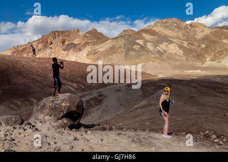 L'homme noir de la prise de vue à l'collines volcaniques et sédimentaires près de la palette d'artiste, femme de race blanche à la recherche sur, Deat Banque D'Images