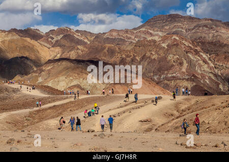 Les touristes en randonnée sur les collines volcaniques et sédimentaires près de la palette de l'artiste dans la Death Valley National Park, California, USA Banque D'Images