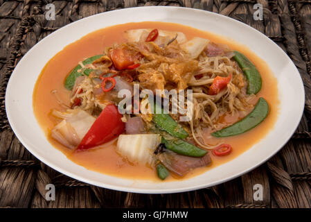 Plat végétarien sauté de champignons enoki avec d'autres légumes Banque D'Images