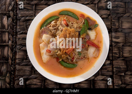 Plat végétarien sauté de champignons enoki avec d'autres légumes Banque D'Images