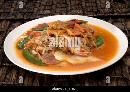 Plat végétarien sauté de champignons enoki avec d'autres légumes Banque D'Images