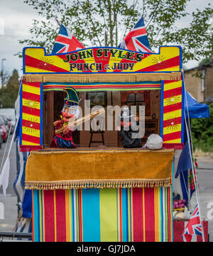 Mr Punch avec Mr Plod marionnettes le policier en face d'un stand de marionnettes Punch and Judy Banque D'Images