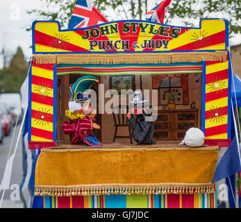 Mr Punch et M. Policiers marionnettes en un stand de marionnettes Punch and Judy Banque D'Images