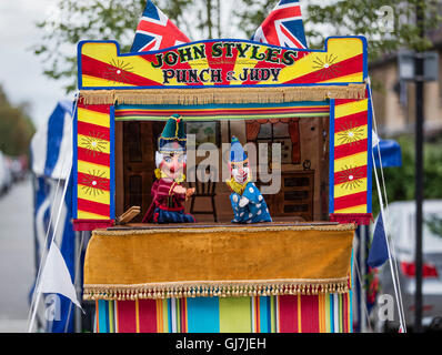 Mr Punch avec Joey Le Clown marionnettes à un stand de marionnettes Punch and Judy Banque D'Images