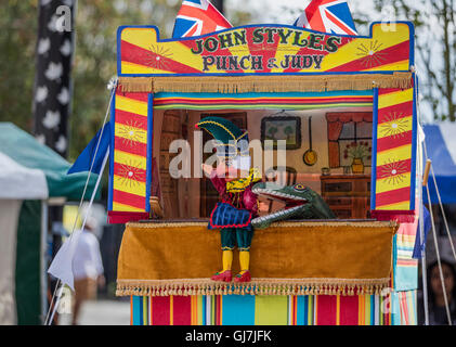 Mr Punch et le crocodile les marionnettes dans un Punch et Judy marionnette stand Banque D'Images