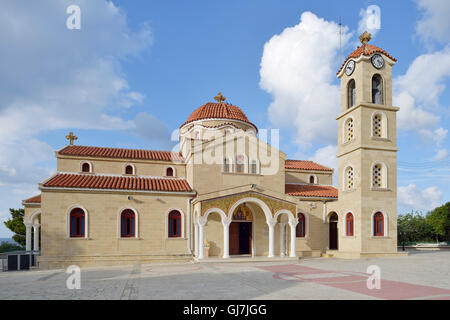 L'église de St Raphael, Pachyammos Chrysohou, Bay, Chypre Sainte Église des Saints Rafil, Nikolaos Eirini et inauguré le 3 mai 1992 Banque D'Images