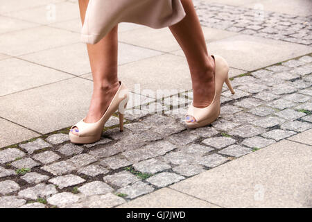 Les pieds de marcher avec des talons hauts dans la rue Banque D'Images