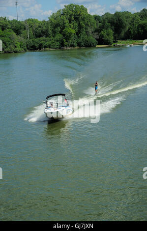 L'tirant sur le skieur de Fox River, dans le Nord de l'Illinois, USA. Banque D'Images