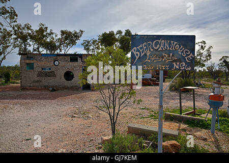 Maison de la bière peuvent créé à partir de canettes de bière et des bouteilles comme un camp minier de Lightning Ridge, une ville minière de l'opale dans l'arrière-pays australien Banque D'Images