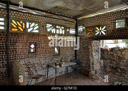 Maison de la bière peuvent créé à partir de canettes de bière et des bouteilles comme un camp minier de Lightning Ridge, une ville minière de l'opale dans l'arrière-pays australien Banque D'Images