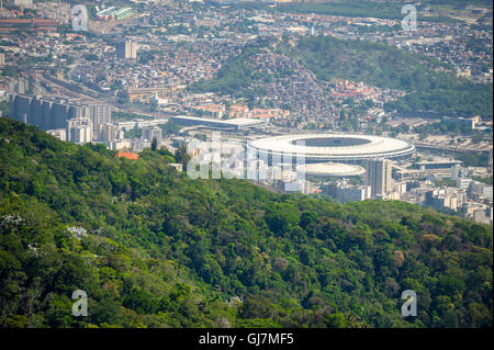 RIO DE JANEIRO - février 26, 2016 : La forme circulaire du Stade Maracanã domine un un panorama. Banque D'Images