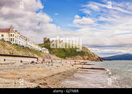 Marine Beach et Château de Criccieth, Criccieth, Gwynedd, Pays de Galles, Royaume-Uni Banque D'Images