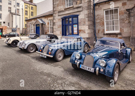 Morgan sports quatre voitures alignées devant le port des bureaux, Caernarfon, Pays de Galles, Royaume-Uni Banque D'Images