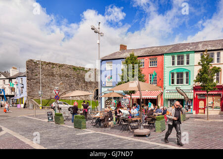 Cafe de la chaussée en place du Château, Caernarfon, Pays de Galles, Royaume-Uni Banque D'Images