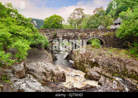 Pont Pont paire y et la rivière Llugwy, Betws-Y-coed, Parc National de Snowdonia, Conwy, Pays de Galles, Royaume-Uni. Banque D'Images