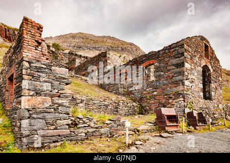 Des immeubles en ruines de la mine de cuivre Britannia, sur la piste des mineurs à côté de Llyn Llydaw dans le Parc National de Snowdonia, Gwynedd, Banque D'Images