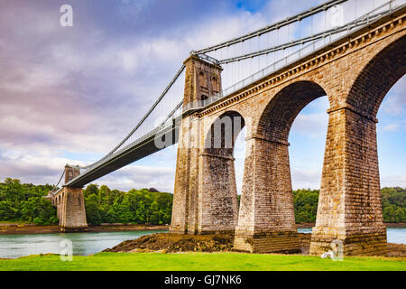 Pont suspendu de Menai, traversant le détroit de Menai, conçu par Thomas Telford, Anglesey, Pays de Galles, Royaume-Uni Banque D'Images