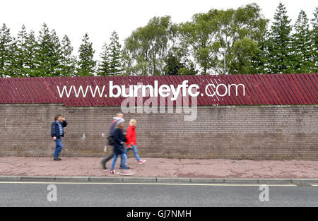 Fans font leur chemin vers le stade avant la Premier League match à Turf Moor, Burnley. Banque D'Images