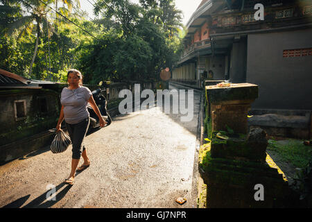 Ubud, Indonésie - le 28 février 2016 passage à niveau : vieux pont de pierre du matin heure, Ubud, Bali, Indonésie. Banque D'Images