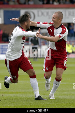 Harry Forrester des Rangers célèbre son premier but avec coéquipier (à droite) Kenny Miller lors de la Ladbrokes Premiership match à Dens Park, Dundee. Banque D'Images