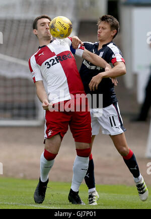 Lee Wallace des Rangers et Dundee's Danny Williams bataille pour le ballon pendant le match de championnat de Ladbrokes Dens Park, Dundee. ASSOCIATION DE PRESSE Photo. Photo date : Samedi 13 août 2016. Voir l'ACTIVITÉ DE SOCCER histoire Dundee. Crédit photo doit se lire : Jane Barlow/PA Wire. Utilisez UNIQUEMENT ÉDITORIALE Banque D'Images