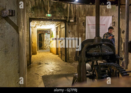 Visiteur avec audio guide dans la tourelle à canon de 155mm en Première Guerre mondiale un fort de Douaumont, Lorraine, bataille de Verdun, France Banque D'Images