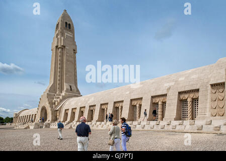 Ossuaire de Douaumont cimetière militaire et pour une première guerre mondiale soldats français et allemands qui sont morts à la bataille de Verdun, France Banque D'Images