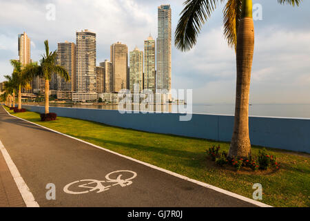 Vue sur le quartier financier au centre-ville de ville de Panama, Panama, avec une voie cyclable et de palmiers ; le concept de voyage dans le moule Banque D'Images