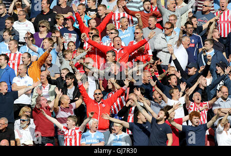 Stoke City fans célébrer dans les gradins alors que leur côté égaliser au cours de la Premier League match au stade Riverside, Middlesbrough. ASSOCIATION DE PRESSE Photo. Photo date : Samedi 13 août 2016. Voir histoire PA Middlesbrough FOOTBALL. Crédit photo doit se lire : Richard Ventes/PA Wire. RESTRICTIONS : EDITORIAL N'utilisez que pas d'utilisation non autorisée avec l'audio, vidéo, données, listes de luminaire, club ou la Ligue de logos ou services 'live'. En ligne De-match utilisation limitée à 75 images, aucune émulation. Aucune utilisation de pari, de jeux ou d'un club ou la ligue/dvd publications.- Se Banque D'Images