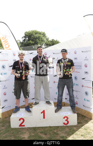 Drone course Queen's Cup 2016. Drone racer pilotes à la flightline préparer pour le vol avant la course. Banque D'Images