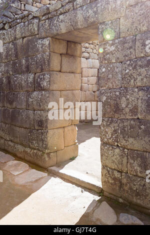 Machu Pichu, Pérou - 16 mai : Détail dans la porte et la construction de Machu Pichu à l'aide de techniques secrètes et les méthodes de constr Banque D'Images