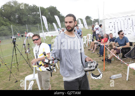 Drone course Queen's Cup 2016. Drone racer pilotes à la flightline préparer pour le vol avant la course. Banque D'Images