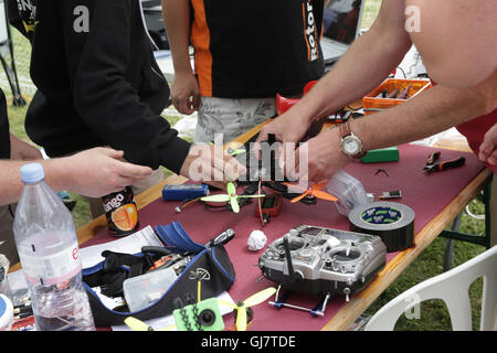 Drone course Queen's Cup 2016. Drone racer pilotes à la flightline préparer pour le vol avant la course. Banque D'Images