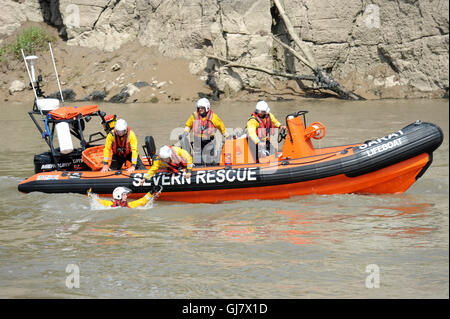 Severn Salon Rescue Association SARA Lifeboat exercice sur la rivière Wye à Chepstow Wales UK Banque D'Images