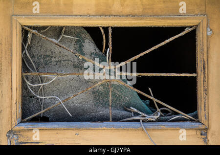 Ancien cadre de fenêtre cassée , sur une ferme abandonnée Banque D'Images
