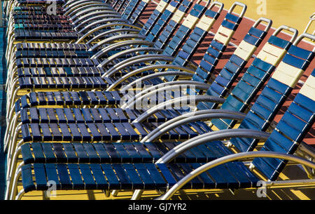 Rangée de chaises longues vide sur un bateau de croisière Banque D'Images