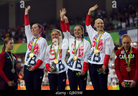 La société britannique Katie Archibald, Laura Trott, Elinor Barker et Joanna Rowsell Shand célébrer après leur médaille d'or dans la poursuite féminine finale sur le huitième jour de la Jeux Olympiques de Rio, au Brésil. Banque D'Images