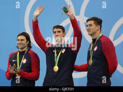 USA's Michael Phelps (centre) célèbre après que son équipe remporte l'or dans l'épreuve du 4 x 100 m relais quatre nages finale au Stade olympique de natation sur le huitième jour de la Jeux Olympiques de Rio, au Brésil. Banque D'Images