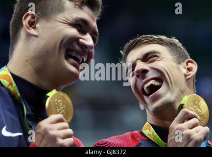 USA's Michael Phelps (à droite) célèbre après que son équipe remporte l'or dans l'épreuve du 4 x 100 m relais quatre nages finale au Stade olympique de natation sur le huitième jour de la Jeux Olympiques de Rio, au Brésil. Banque D'Images