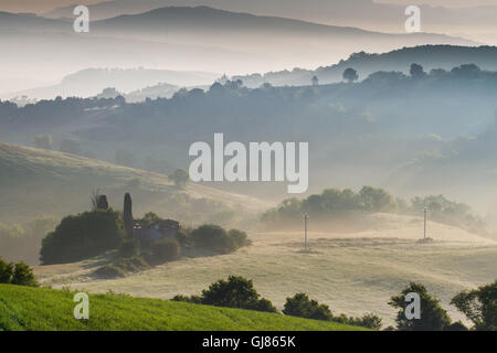 Guardistallo, Toscane, Italie, vue depuis la colline de Ricrio, paysage sur le brouillard Banque D'Images