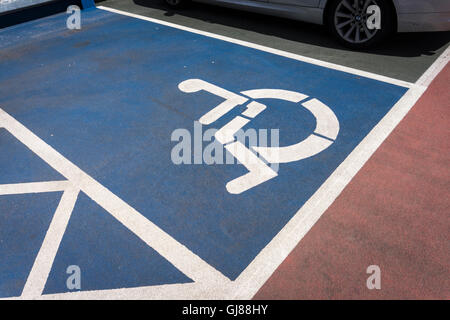 Baie de stationnement pour personnes handicapées Banque D'Images